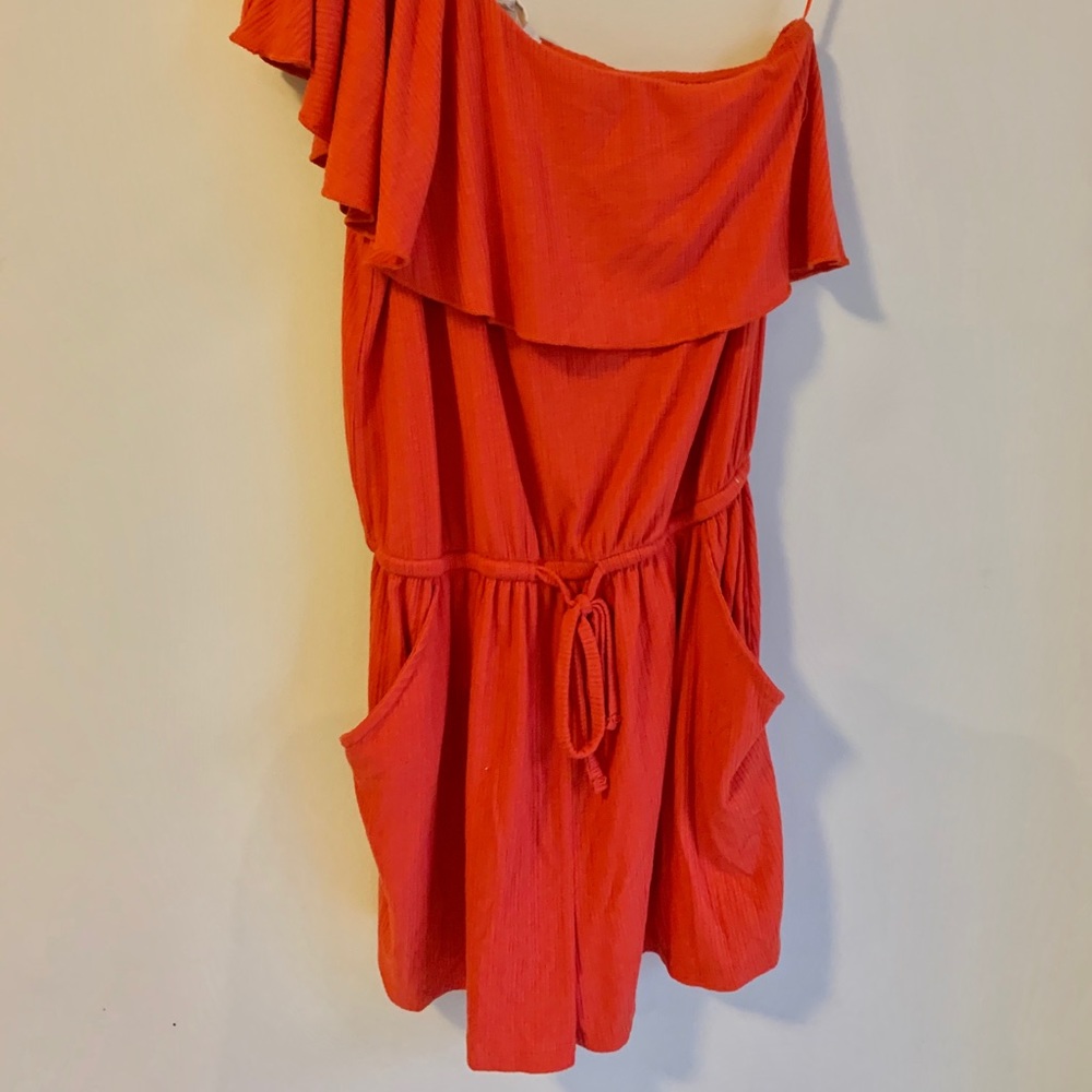 Billabong off the shoulder romper!! 🌻